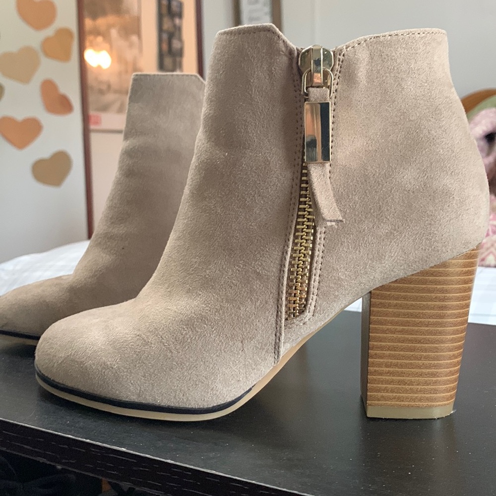 Apt 9 boots size 6.5 wide only wore a couple times